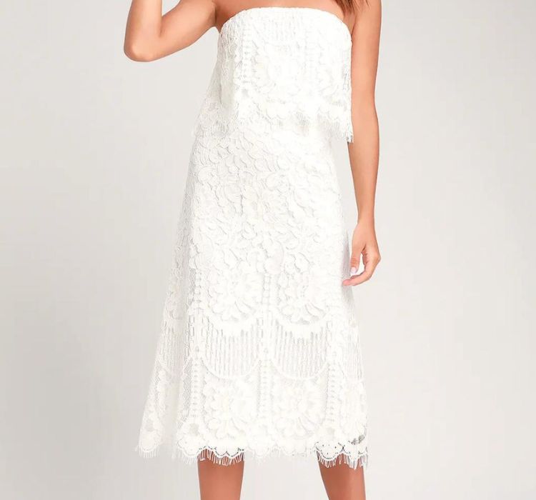 فستان أبيض بدون حمالات