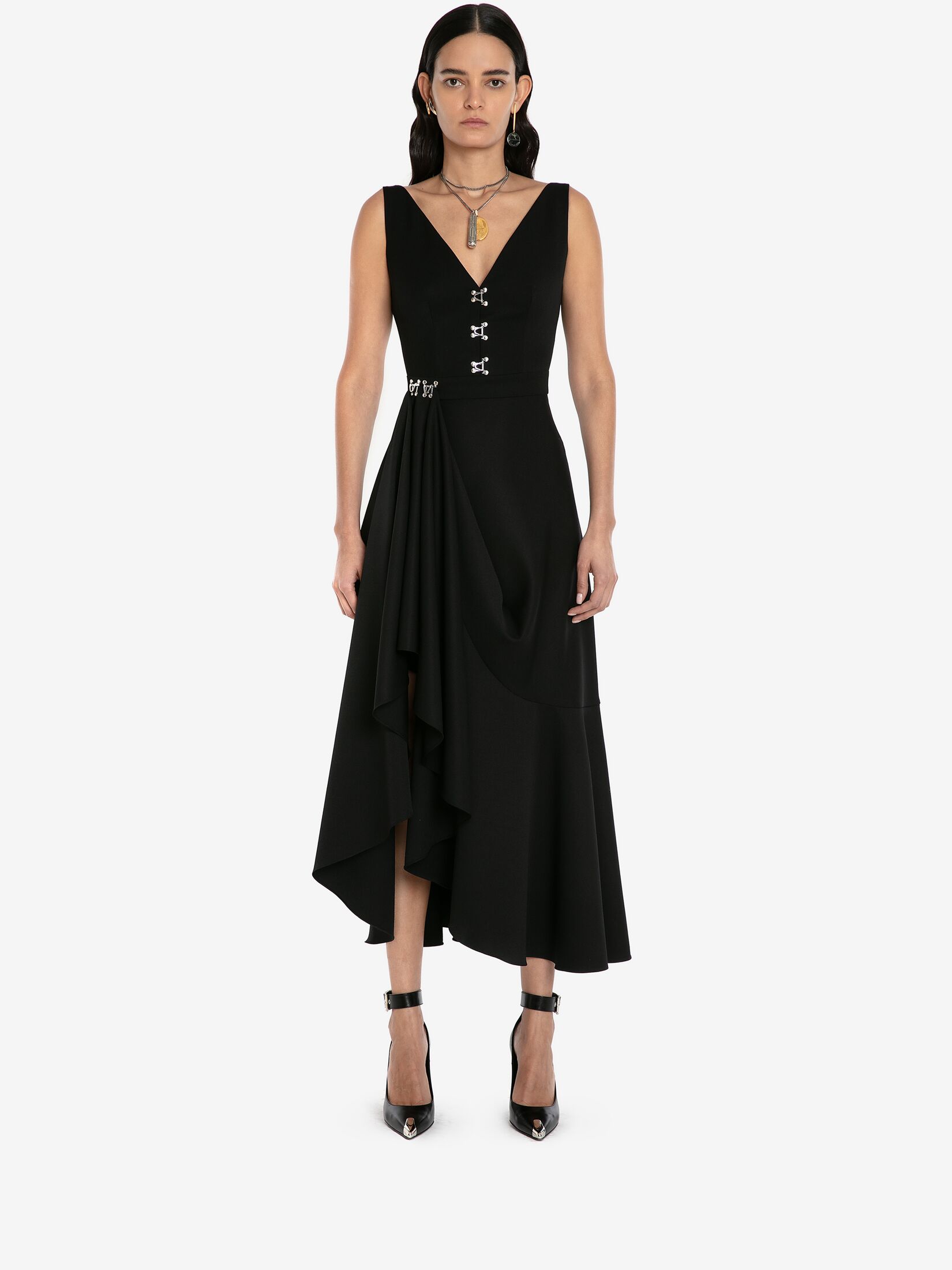 فستان باللون الأسود من أليكسندر ماكوين براثيا