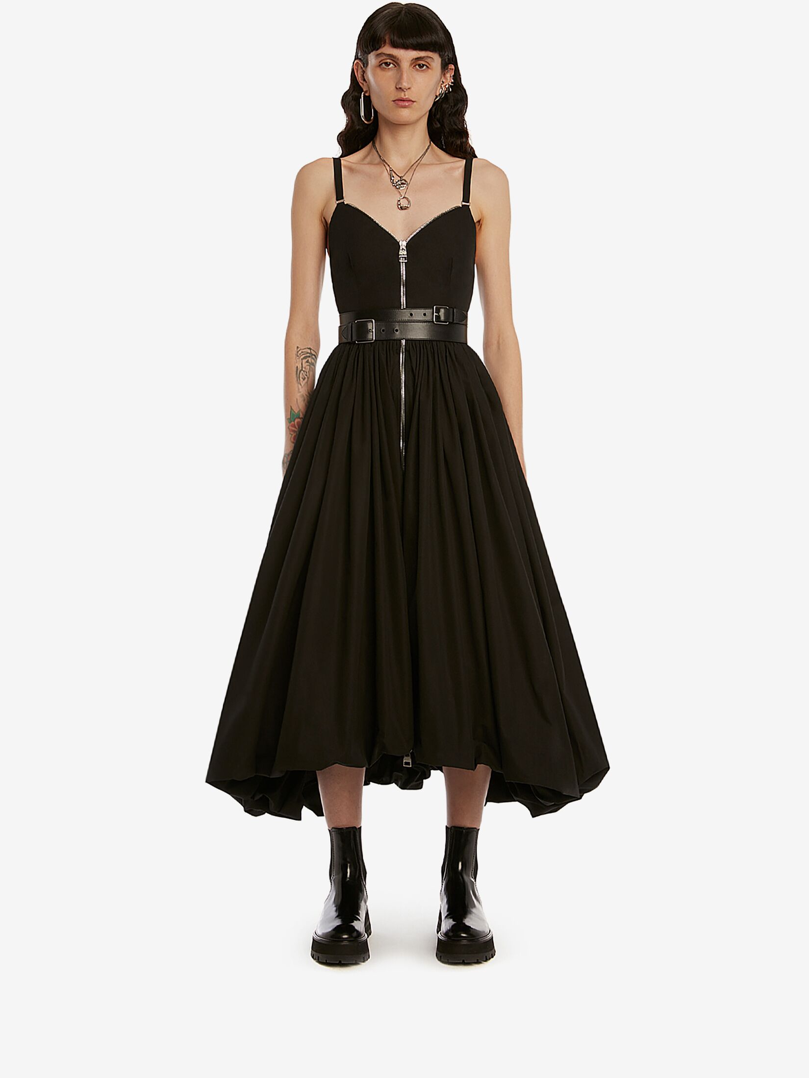 فستان باللون الأسود من أليكسندر ماكوين تصميم مظلة