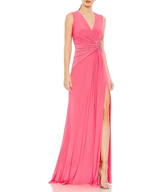 فستان طويل باللون الزهري مع حلقة