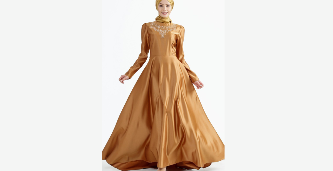 فستان طويل باللون العسلي من الحرير