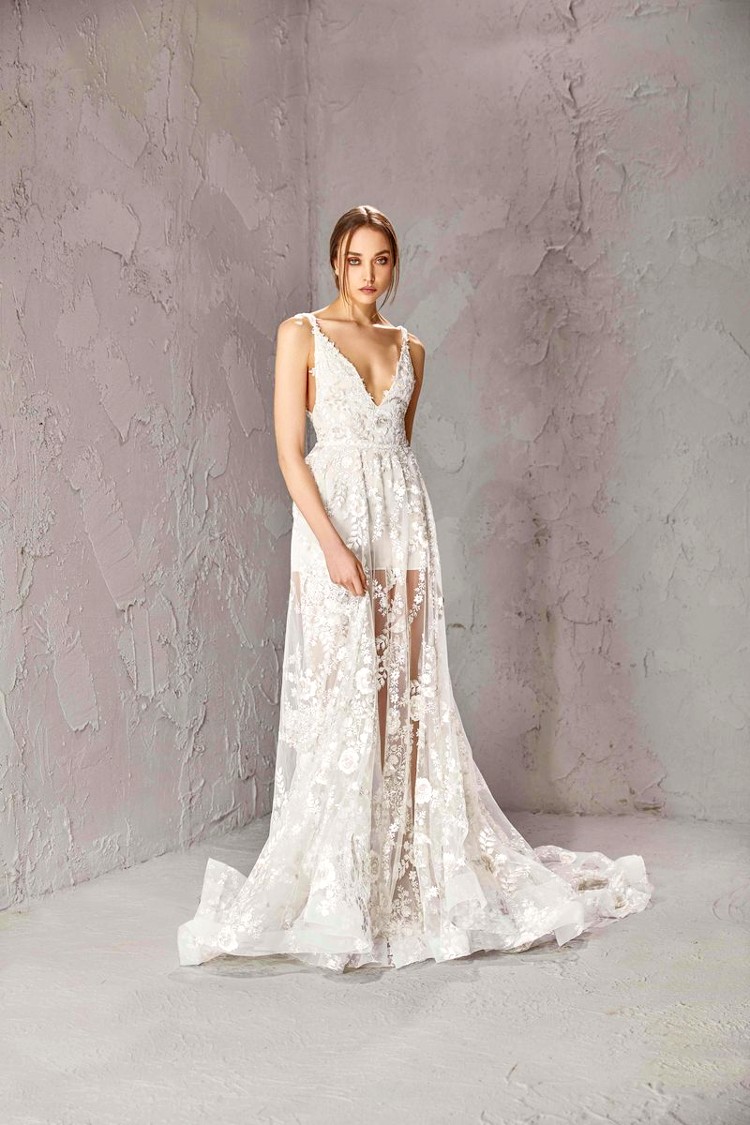 فستان زفاف بتنورة شفافة